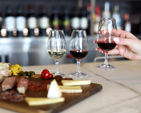 Se spécialiser dans un métier du vin pour une carrière garantie.